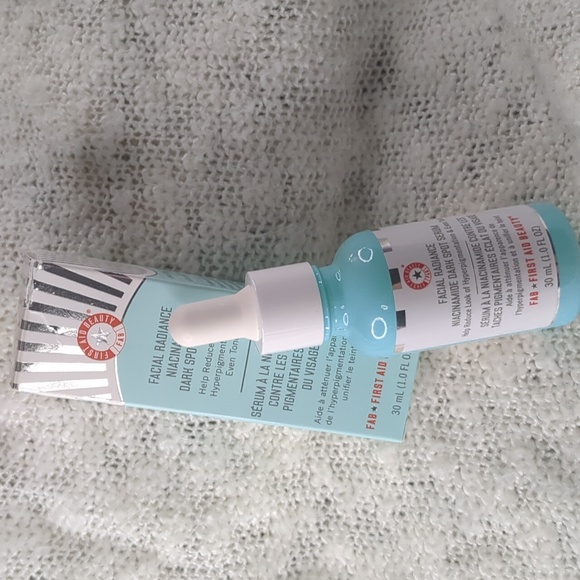 First Aid Beauty Facial Radiance Niacinamide Dark Spot Serum, 30ml/1.0f oz - Picture 5 of 16